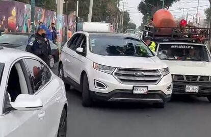 VIDEO: Automovilista agrede a policías y a reportero en acceso al panteón San Nicolás Tolentino