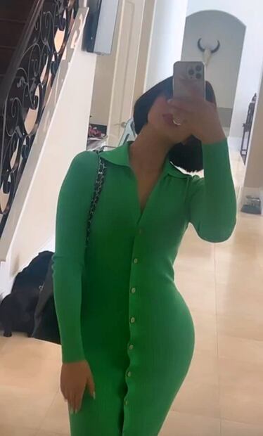 Ángela Aguilar encanta con vestido entallado y tenis