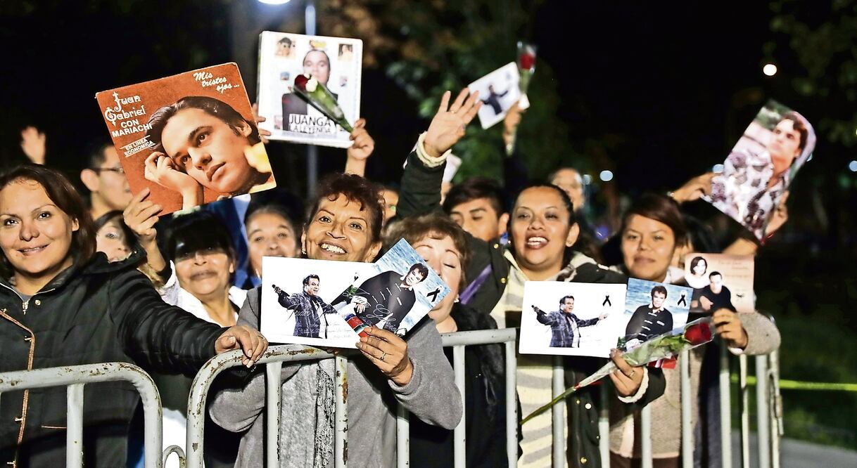 En el kiosko de la Alameda Central se instaló un karaoke, con el que admiradores de Juan Gabriel interpretaron algunas canciones para ambientar las filas (FOTO: IVÁN STEPHENS. EL UNIVERSAL)
