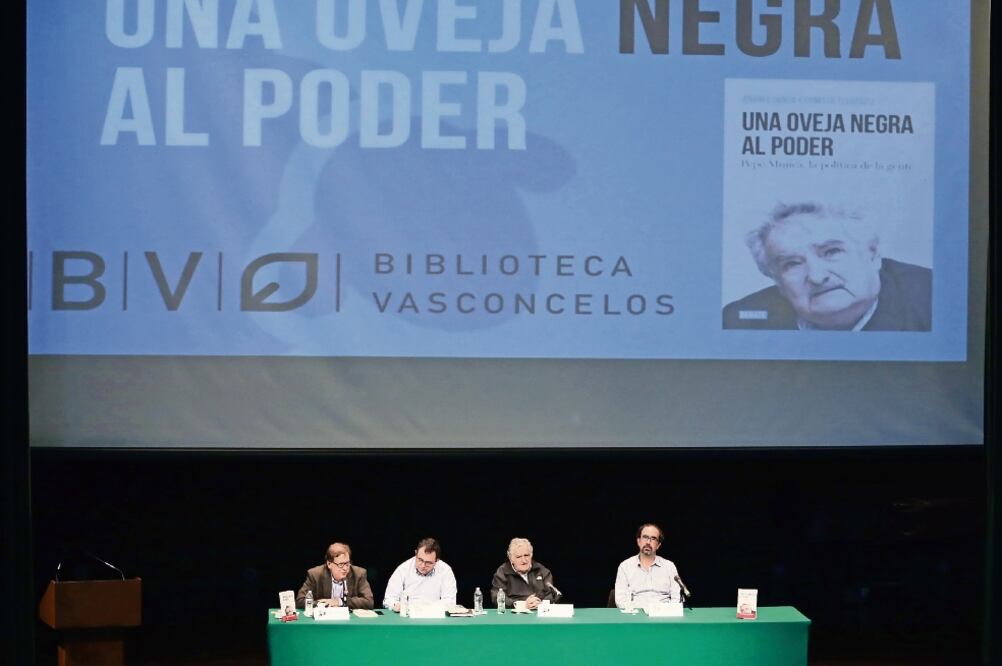 Ricardo Cayuela, director de Penguin Random House; Ernesto Tulbovitz y Andrés Danza (extremo izq.), autores de 'Una oveja negra al poder', y José Mujica, ex presidente de Uruguay. (FOTO: BERENICE FREGOSO. EL UNIVERSAL)
