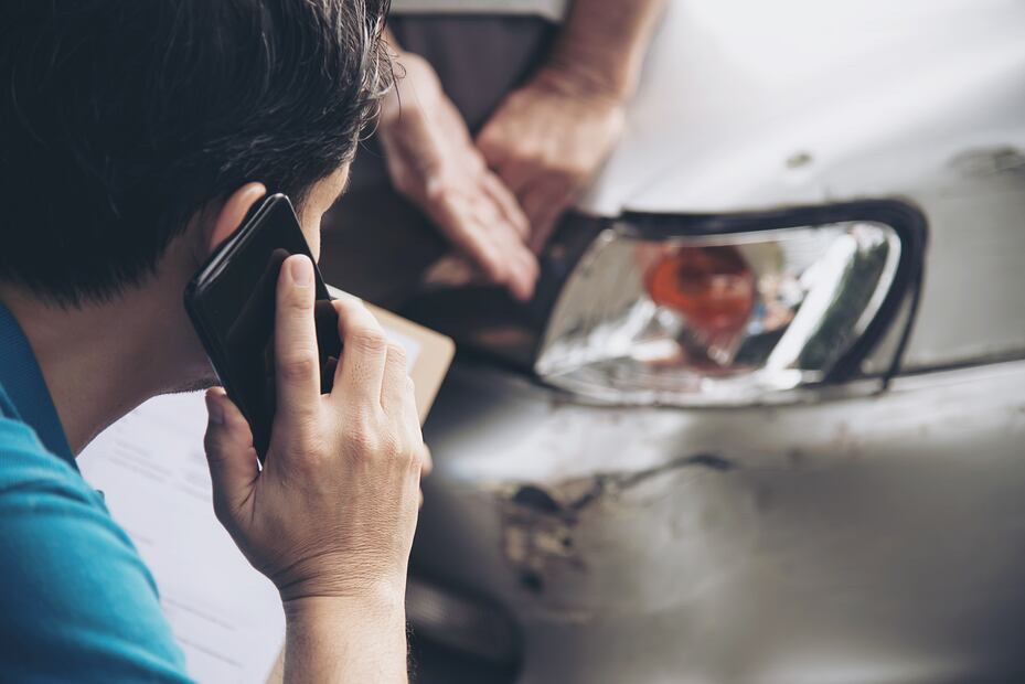 Si golpearon tu auto, no bajes y espera a que llegue la aseguradora. Foto: Freepik