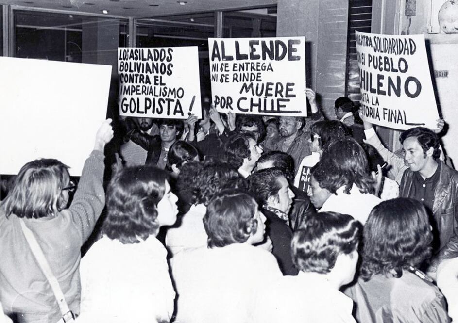 Durante más de una hora, estudiantes y representantes de partidos políticos y organismos sindicales y populares se mantuvieron en mitín frente a la embajada de Chile para condenar el golpe de Estado que derrocó a Salvador Allende. Septiembre de 1973. Foto: Jaime Andrés Arrollo Olin/ Archivo EL UNIVERSAL.