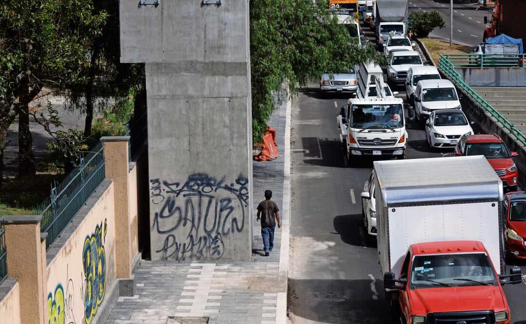 Las siete torres en forma de L que obstruían el paso peatonal cuando empezó la construcción ya tienen banquetas más amplias, de casi un metro de ancho. Foto: Yaretzy M. Osnaya / EL UNIVERSAL
