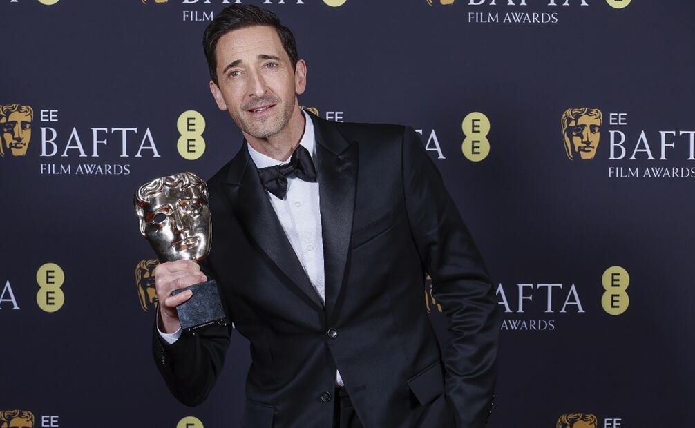 Adrien Brody presume su galardón. Foto:Joel C Ryan/Invision/AP.