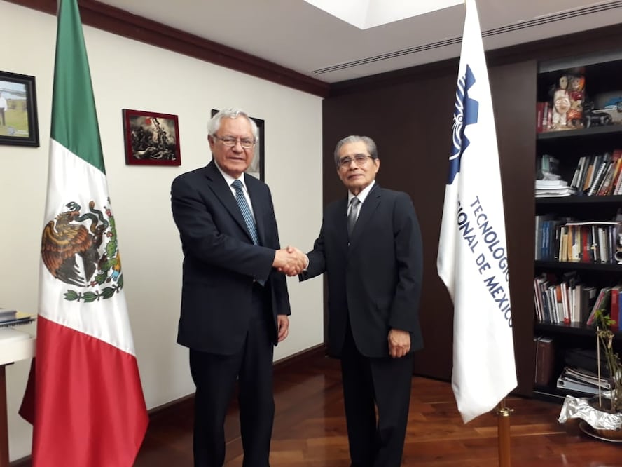 El autor con el Mtro. Ramón Jiménez López, director general del Tecnológico Nacional de México