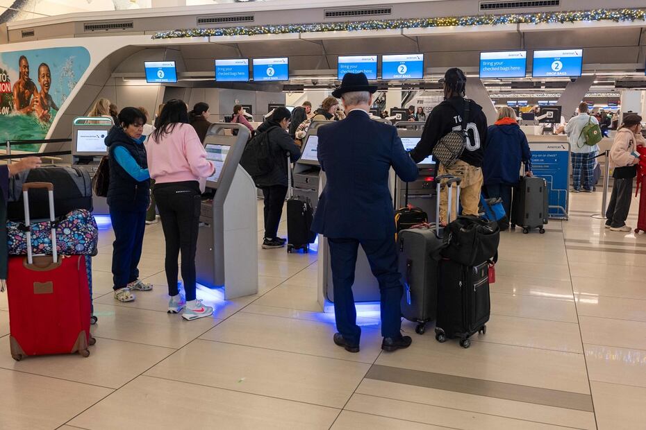 Pasajeros en el aeropuerto de LaGuardia, en Nueva York. FOTO: AFP