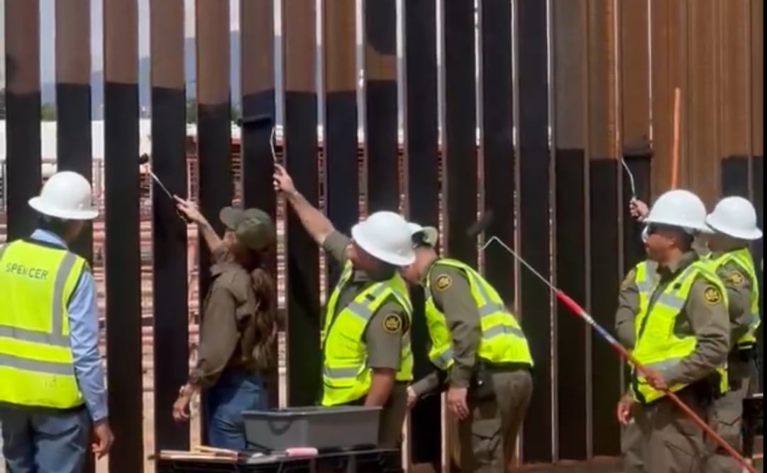 Kristi Noem, secretaria de seguridad, se suma a pintar el muro fronterizo de negro. (19/08/25) Foto: Captura de video