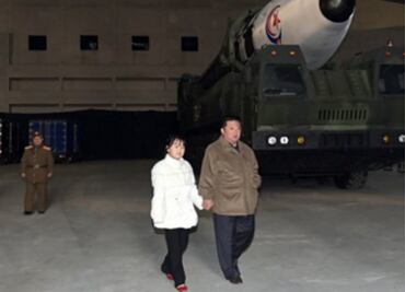 Kim Jong-un, líder de Norcorea, muestra por primera vez en público a su hija