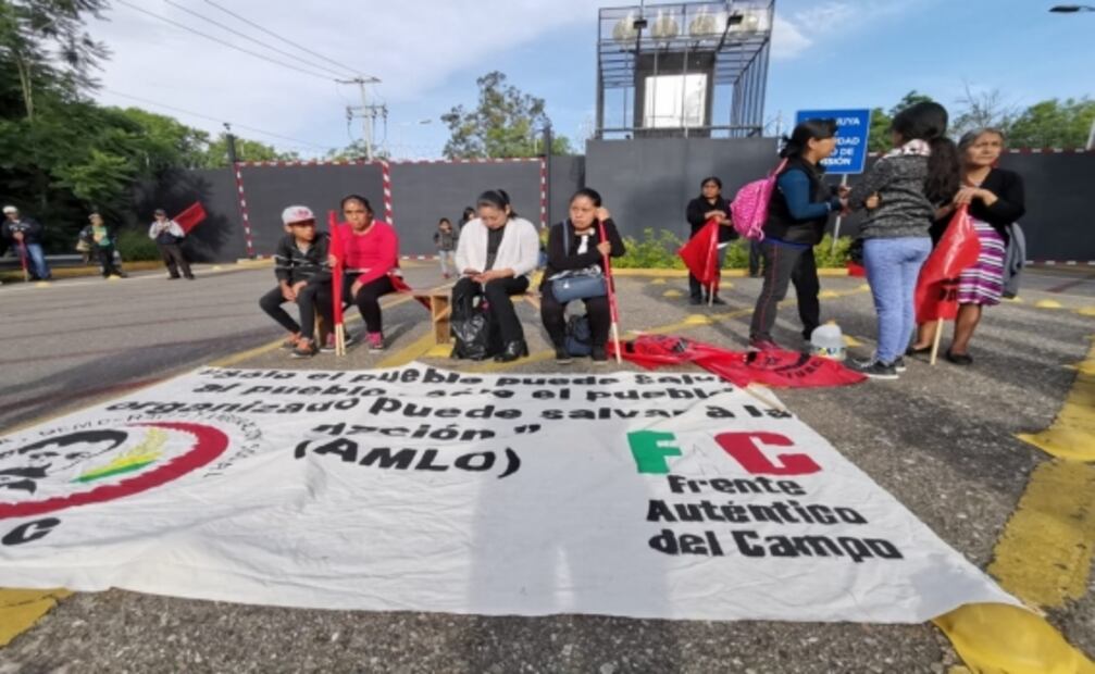 Campesinos bloquean acceso al aeropuerto en Oaxaca y toman casetas de peaje; piden diálogo con AMLO