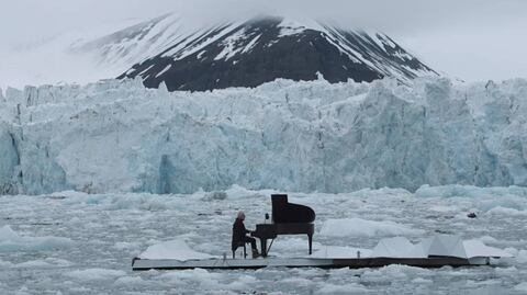 Famoso pianista toca entre icebergs para salvar el Ártico