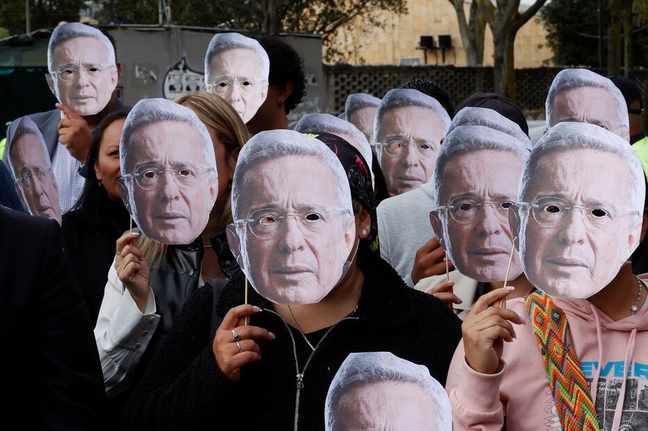 Seguidores del expresidente Álvaro Uribe, en Complejo Judicial de Paloquemao, en Bogotá. Foto: EFE