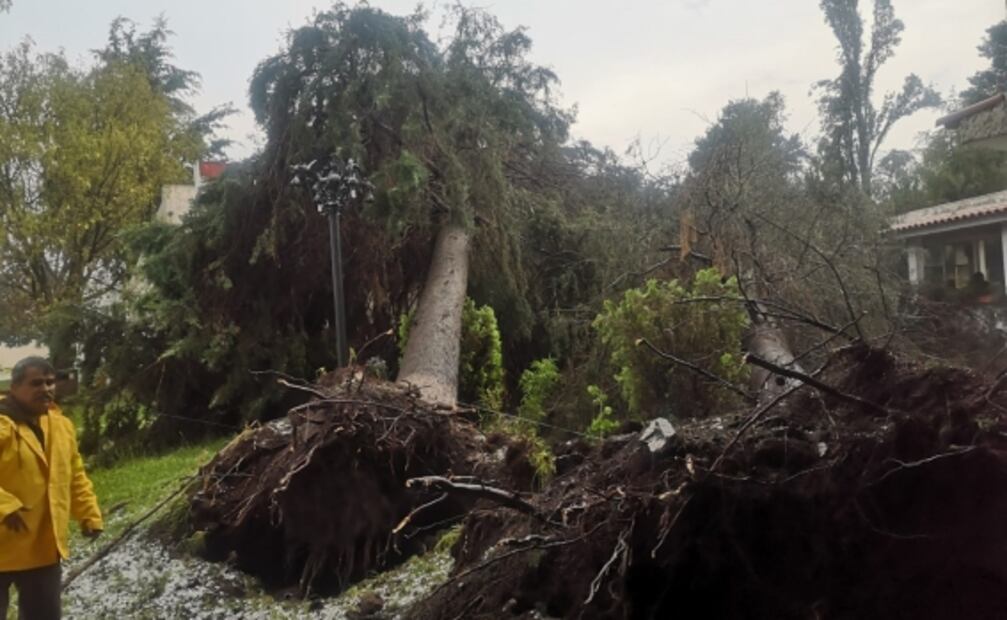 Lluvia y caída de granizo tapizan vialidades primarias de Edomex