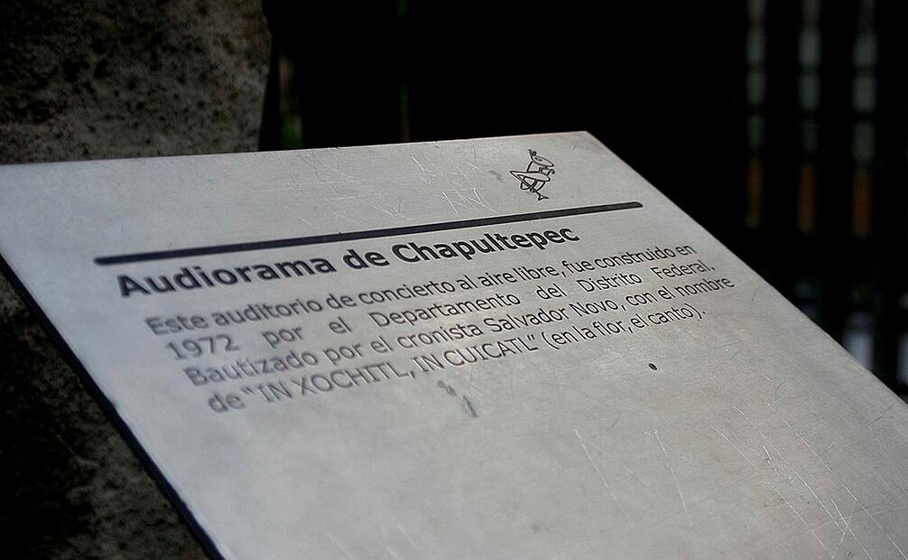 Ficha técnica del Audiorama, un espacio para la lectura y la música al aire libre, fue abierto al público en 1972, en la primera sección del Bosque de Chapultepec. Noviembre de 2012. Foto: Rebeca Argumedo/EL UNIVERSAL.