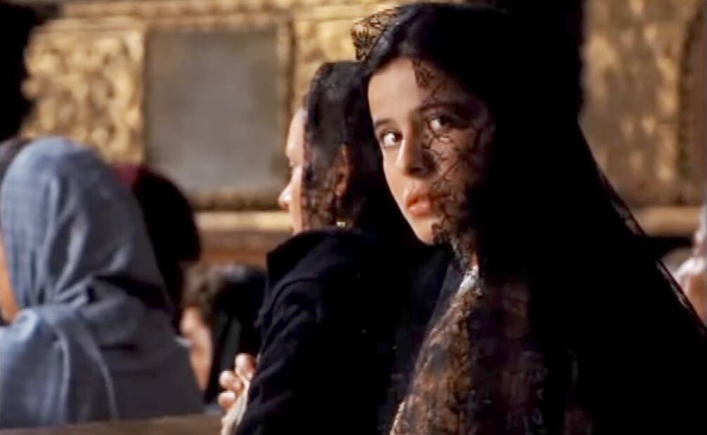 Arcelia Ramírez en una de sus primeras presentaciones en cine, aquí en la cinta La mujer de Benjamín, donde interpreta a una joven de 17 años que busca salir de su casa y de su pueblo para vivir sin exageradas reprimendas por parte de su madre. Imagen tomada de Youtube.