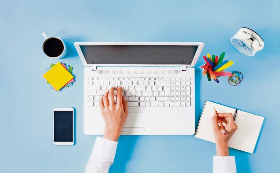 Woman hand taking notes to notebook while working on laptop computer – Photo: File photo/EL UNIVERSAL	