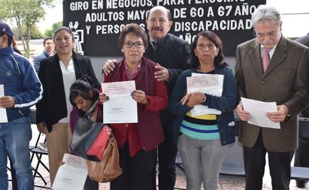 Edil de Iztacalco entrega 200 cheques para personas mayores y con discapacidad