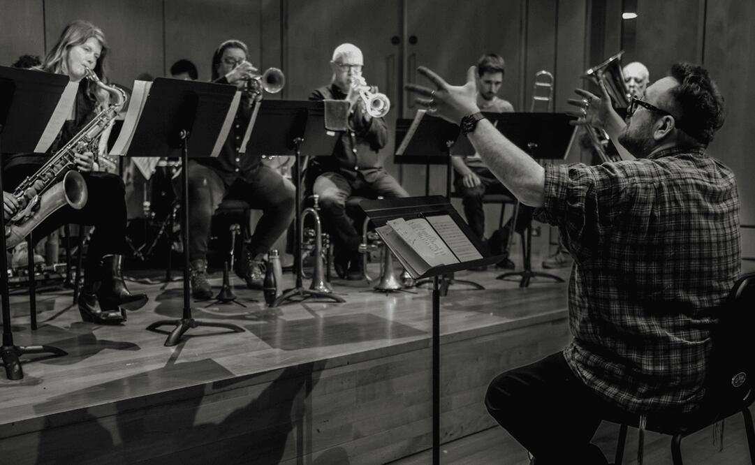 El músico estadounidense Sam Eastmond, dirigiendo. Crédito: FIC