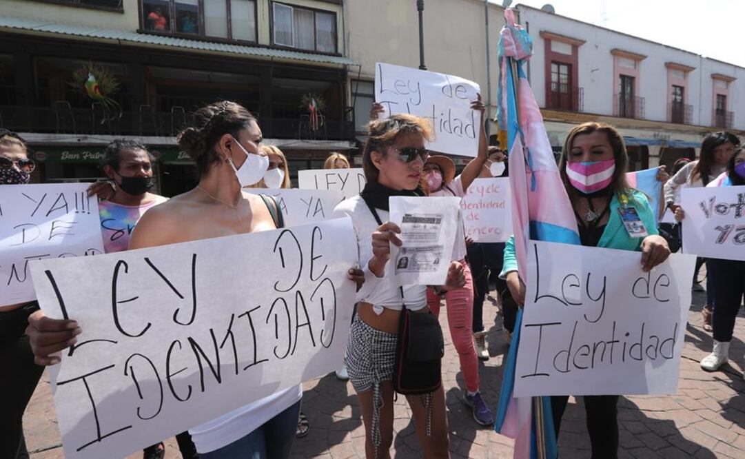 Un grupo de mujeres transgénero acudieron a la Secretaría de Asuntos Parlamentarios, donde entregaron el documento con la solicitud para que avance en el pleno la iniciativa. Foto: Jorge Alvarado/EL UNIVERSAL 