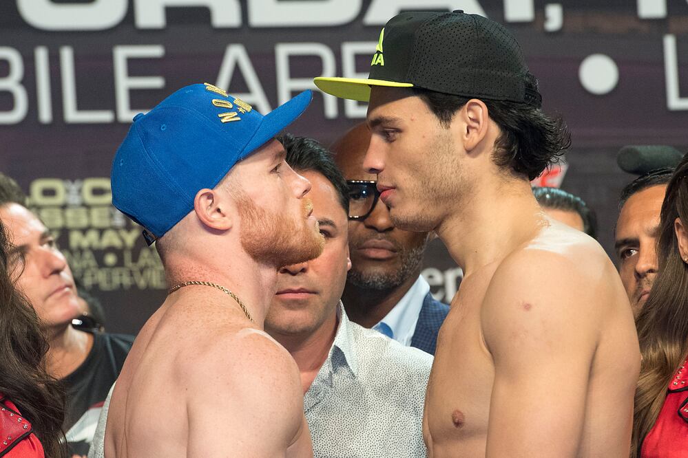 Imago. Saul "Canelo" Alvarez y Julio César Chávez Jr, durante la ceremonia de pesaje 