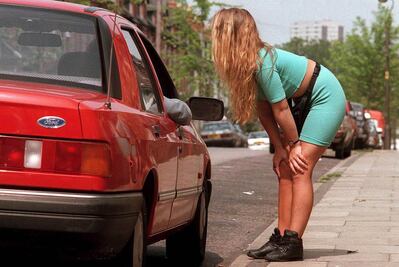 Aprueba Francia multar a clientes de prostitutas