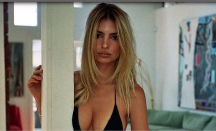 Emily Ratajkowski te enseña a llevar la pieza clave del verano: el mini top