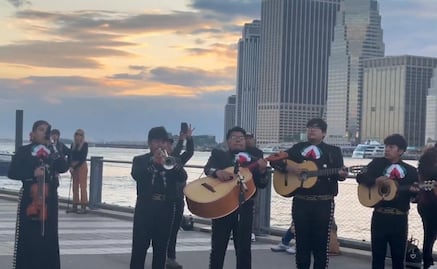 Morenistas llevan mariachi al Puente de Brooklyn, donde chocó Buque Escuela Cuauhtémoc; cantan "Amor Eterno" como homenaje