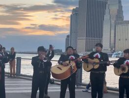 Morenistas llevan mariachi al Puente de Brooklyn, donde chocó Buque Escuela Cuauhtémoc; cantan "Amor Eterno" como homenaje