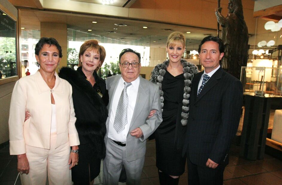 Florinda Meza, Jaqueline Andere, Roberto Gómez Bolaños, Chantal Andere y Roberto Gómez Fernández, en 2006, poco antes de la separación de los dos últimos.
Foto: EL UNIVERSAL, archivo