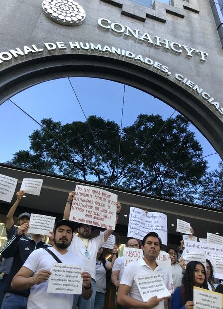 Estudiantes de posgrado del área administrativa protestan en la sede del CONACHYT afectados por la nueva norma que excluye áreas No prioritarias para dar becas por parte del CONACHYT.
Fotos: Francisco Rodríguez/EL UNIVERSAL.