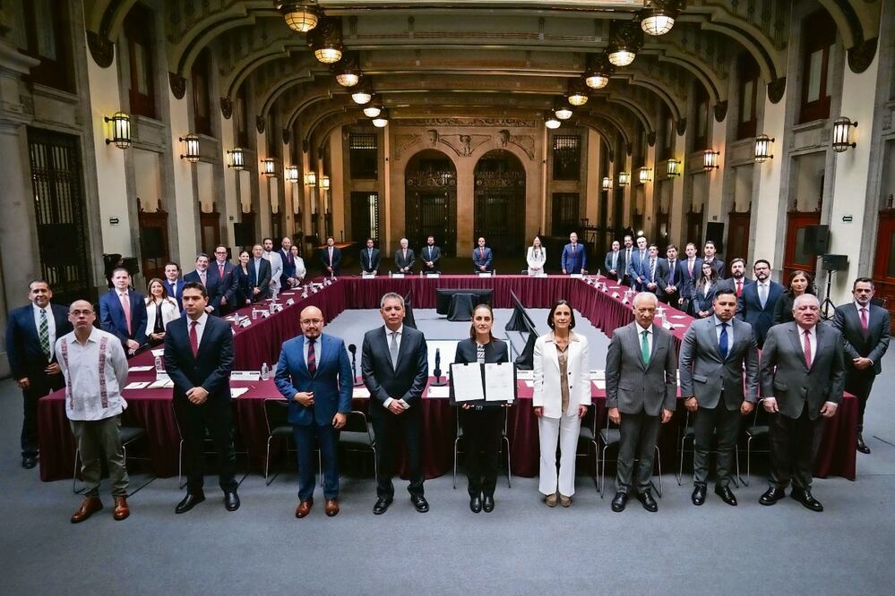 La Presidenta , junto con autoridades energéticas y empresarios gasolineros,tras renovar el acuerdo. Foto: Especial