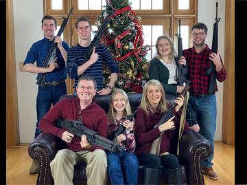 Republicano publica foto de su familia con armas; pide a "Santa" municiones como regalo de navidad