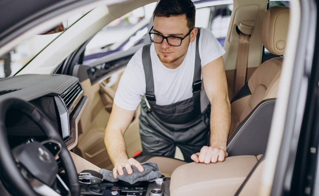 Descubre cómo limpiar los asientos del auto en casa. Foto: Freepik