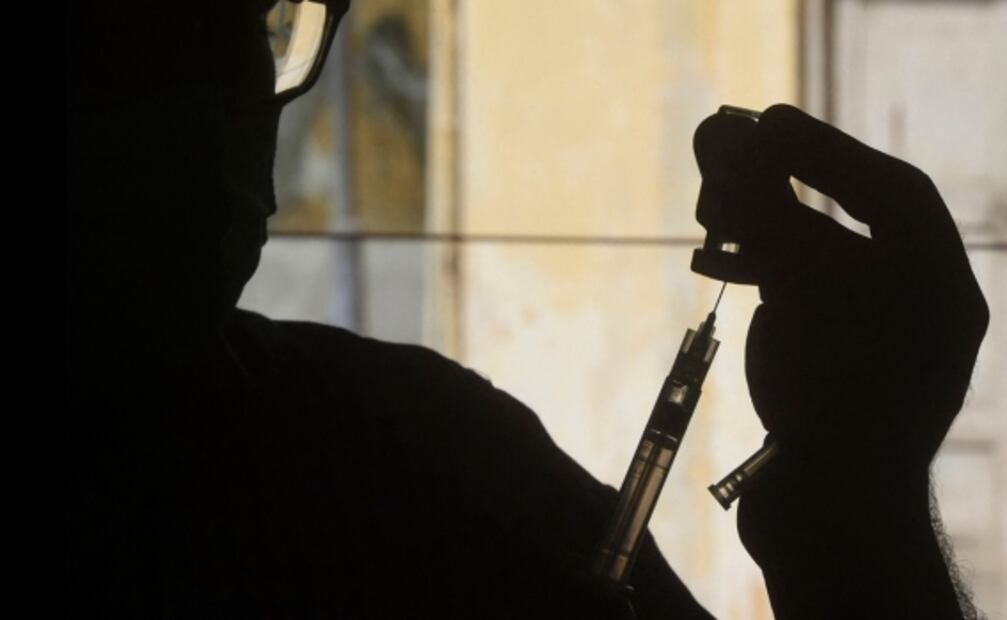 Investigan “residuos” detectados en vacunas de AstraZeneca