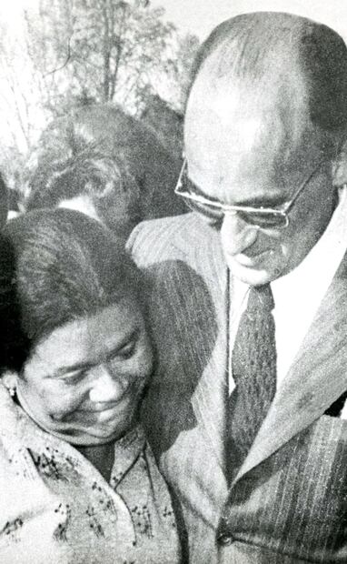 Sara Ornelas en un evento con el presidente Luis Echeverría. La lideresa le regaló un “precioso sombrero de charro, con lo que se abrió las puertas presidenciales”, reportó EL UNIVERSAL GRÁFICO. La también candidata a diputada solía dar obsequios a representantes internacionales en las visitas de mandatarios. Foto: Archivo EL UNIVERSAL.