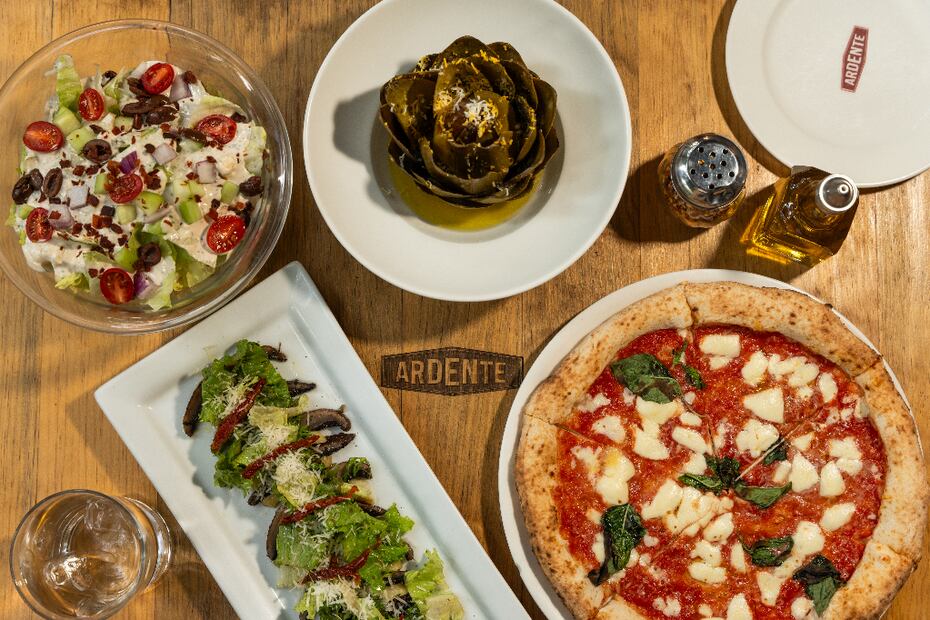 Además de pizza, hay entradas, ensaladas y platos fuertes. Foto: cortesía Ardente