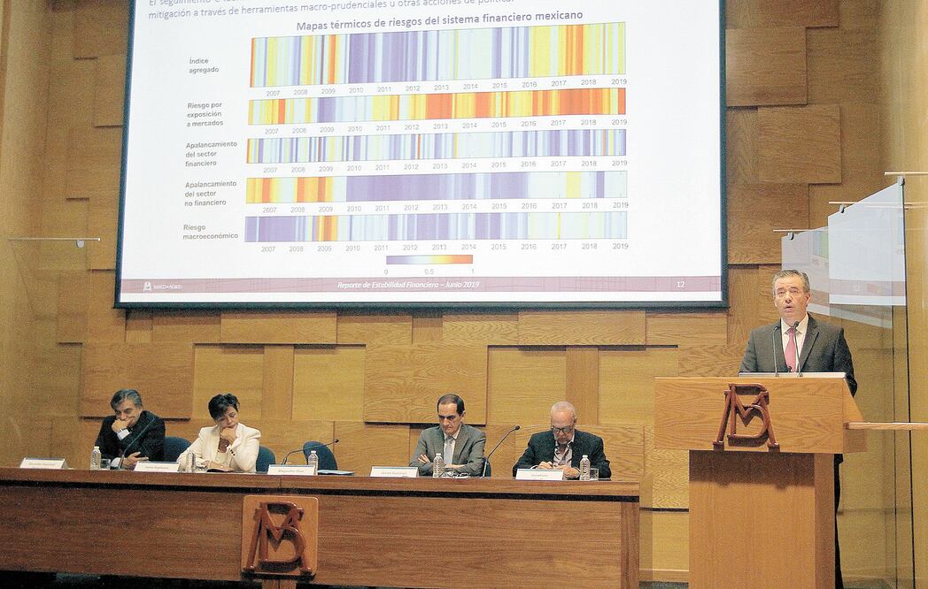 Alejandro Díaz de León, gobernador del Banco de México, acompañado de los subgobernadores, en la presentación del Reporte de Estabilidad Financiera. Banxico advirtió de los elevados niveles de apalancamiento de CFE y Pemex. GUSTAVO DURÁN. NOTIMEX