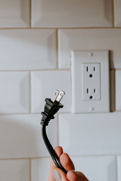 Qué aparatos eléctricos desenchufar al salir de viaje