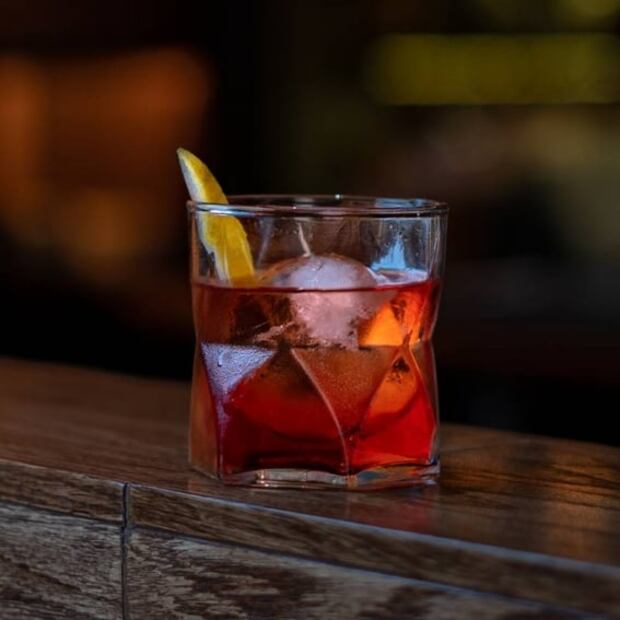Celebra el día del sushi maridando tus rollos con estos drinks