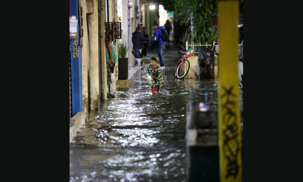 Las intensas lluvias de la tarde noche del martes volvieron a causar estragos en el oriente de la capital. En la calzada Ignacio Zaragoza a la altura del Metro Zaragoza las inundaciones superaron los 30 centímetros de altura afectando a usuarios de la Línea 1, el 16 de septiembre de 2025. Foto: Francisco Rodríguez/EL UNIVERSAL