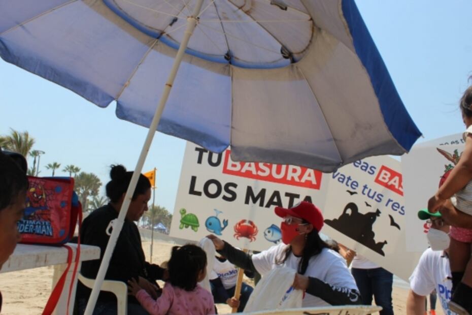 Brigadistas distribuyen bolsas a turistas para evitar contaminación en playas de Sinaloa