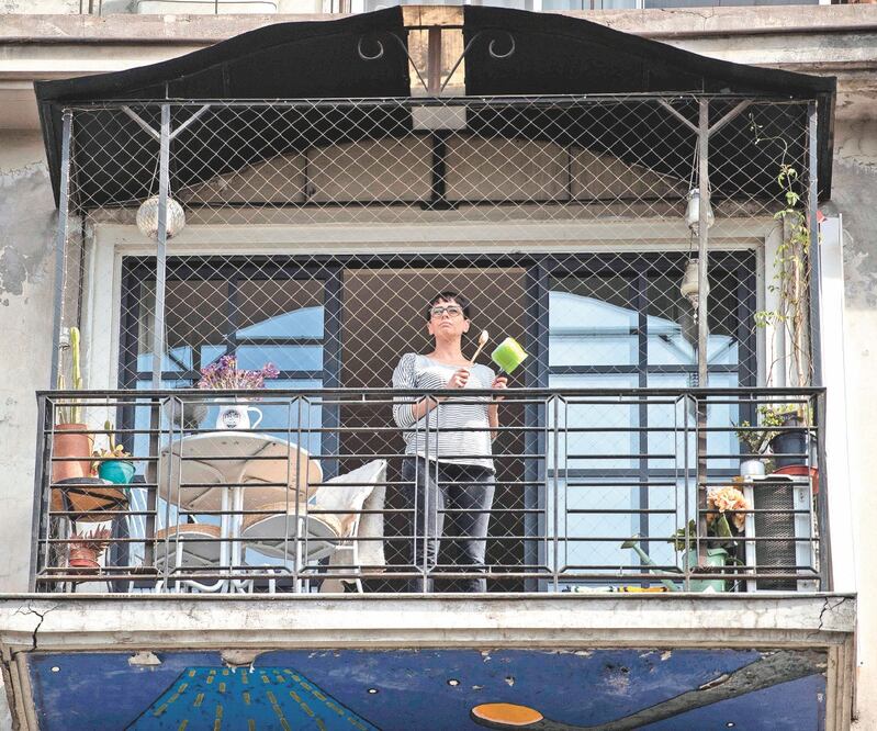 Moviliza ción. Una mujer golpea una olla durante una protesta contra el gobierno de Sebastián Piñera. Foto: MARTIN BERNETTI. AFP