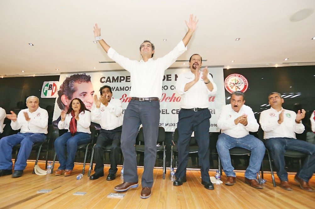 Ante miembros de la Confederación Nacional Campesina (CNC), Enrique Ochoa Reza, precandidato a la presidencia nacional del PRI (centro) (BERENICE FREGOSO. EL UNIVERSAL)