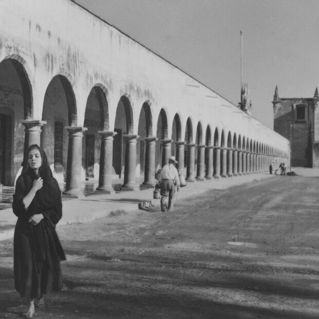Talpa (1955), dirigida por Alfredo B. Crevenna, con guion de Edmundo Báez. En la imagen, los actores Víctor Manuel Mendoza, Lilia Prado y Jaime Fernández. Foto: Archivo Mil Nubes-Foto