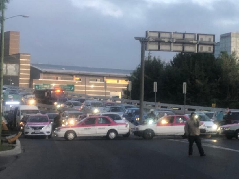 Marchan taxistas desde diversos puntos hacia el Ángel de la Independencia