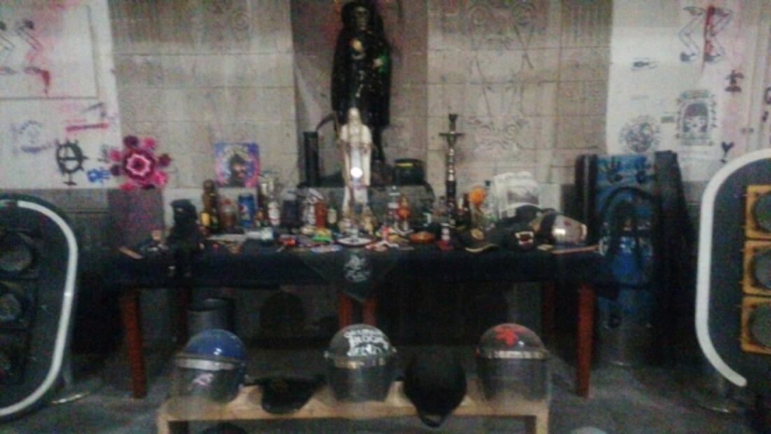 Altar a la Santa Muerte y cascos de policías, entre lo encontrado en edificio desalojado de la CNDH