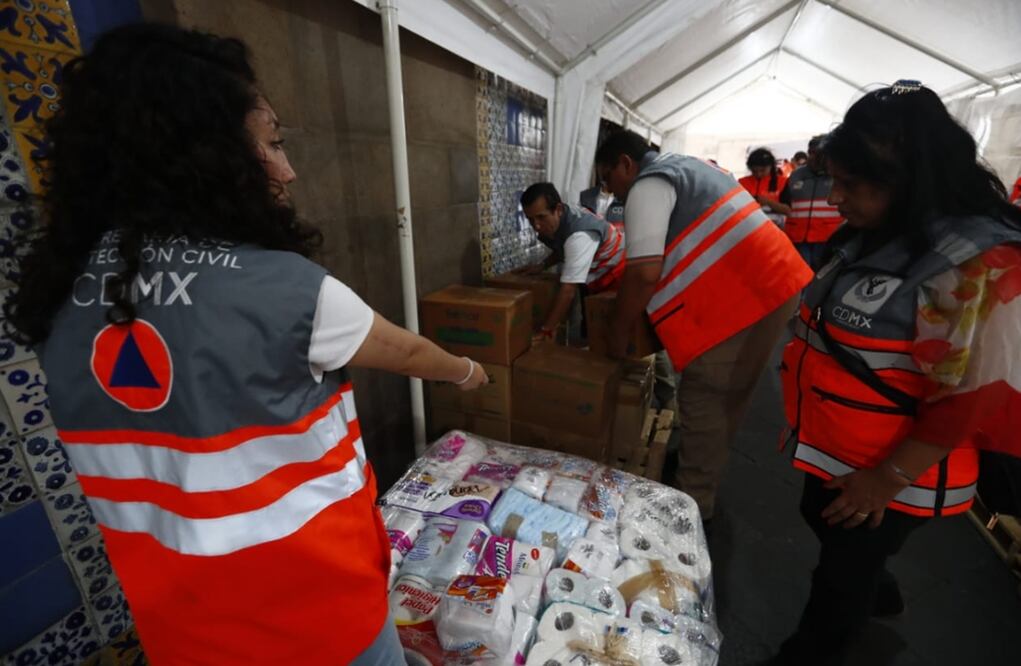El centro de acopio instalado en el Zócalo de la Ciudad de México funciona de 9:00 a 18:00 horas. Foto: Yadín Xolalpa/EL UNIVERSAL