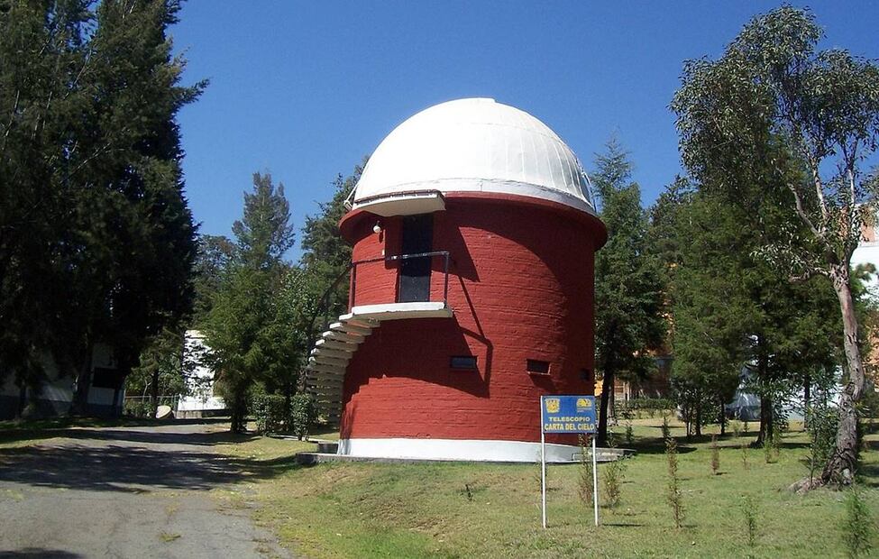 Este es el domo que se construyó para el telescopio “Carta del Cielo” en su nuevo hogar, el Observatorio Astronómico Nacional de Tonantzintla. Wikimedia Commons.