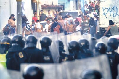 Policías se enfrentan con mototaxistas en Taxqueña