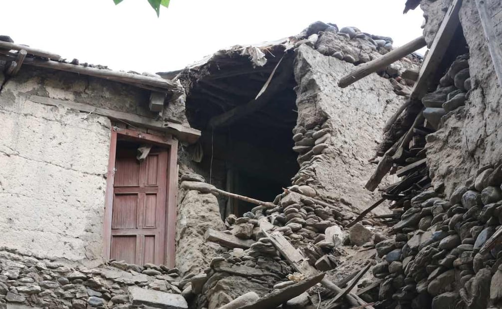 Edificios dañados tras un terremoto en Kunar, Afganistán, el 1 de septiembre de 2025. Al menos 800 personas murieron y unas 2.000 resultaron heridas tras un terremoto superficial de magnitud 6,0 ​​y varias réplicas que sacudieron Nangarhar y Kunar, en el este de Afganistán, durante la noche, informaron las autoridades el lunes. Foto: EFE