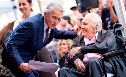 Michael Douglas obtiene estrella cerca de la de su padre en Hollywood